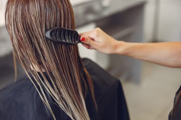 Menyisir atau Merapikan Rambut saat Basah Dapat Menghancurkan Rambut